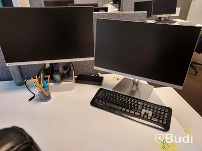 2st kontorsarbetaplatser med vita elektriskt höj sänkbara skrivbord