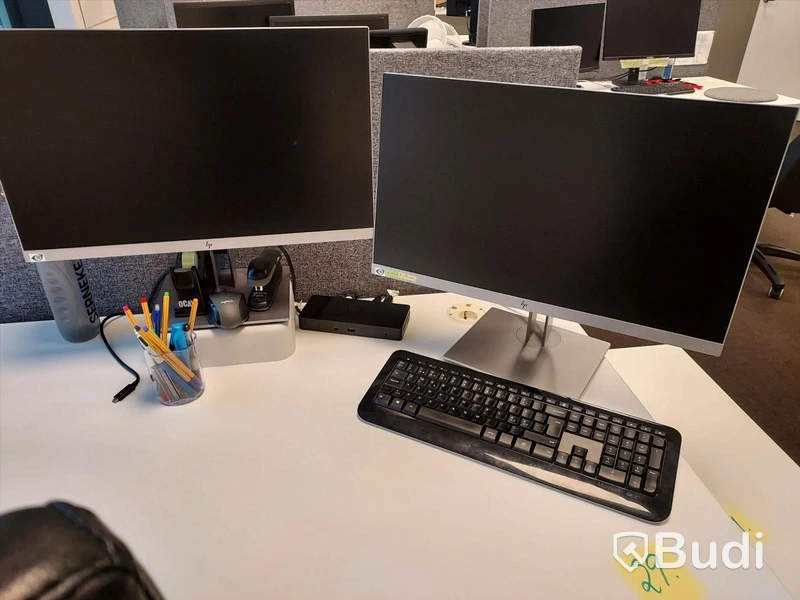 2st kontorsarbetaplatser med vita elektriskt höj sänkbara skrivbord