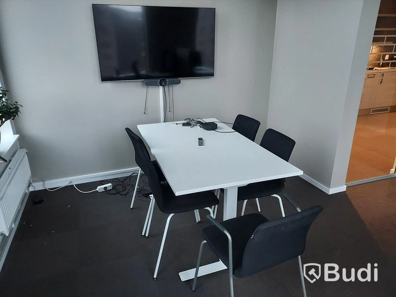 Konferensavdelning, vitt bord, stolar, tv-skärm, kamera, displaylink