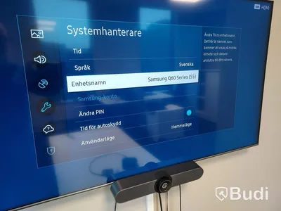 Konferensavdelning, vitt bord, stolar, tv-skärm, kamera, displaylink