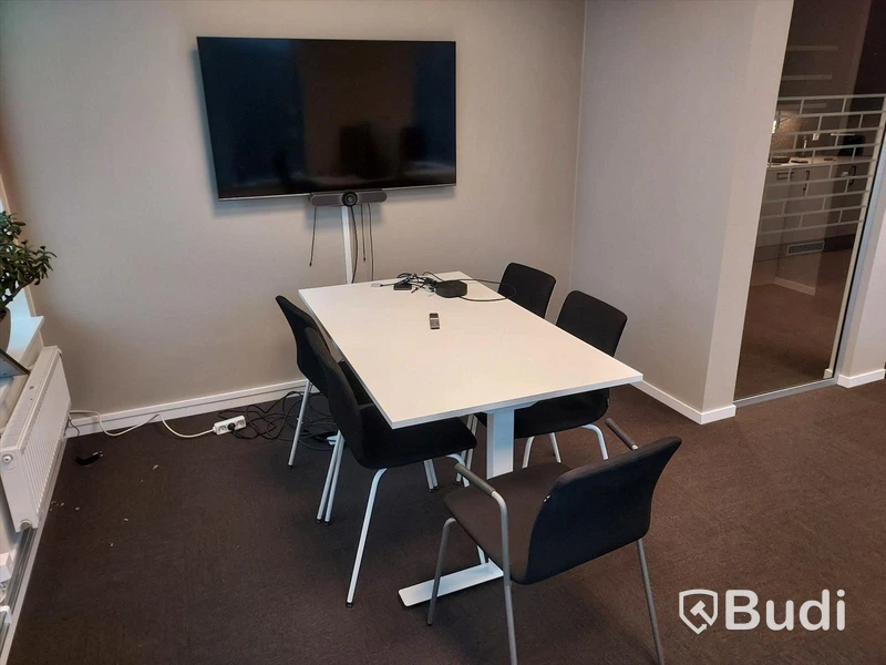 Konferensavdelning, vitt bord, stolar, tv-skärm, kamera, displaylink