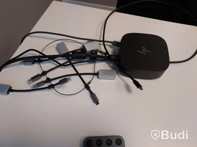 Konferensavdelning, vitt bord, stolar, tv-skärm, kamera, displaylink