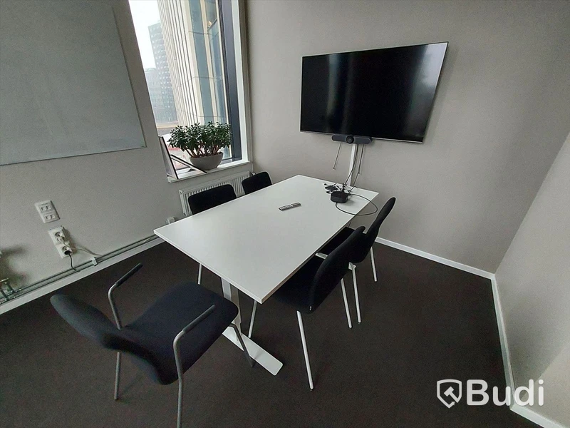 Konferensavdelning, vitt bord, stolar, tv-skärm, kamera, displaylink