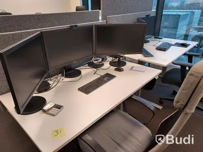 2st kontors arbetsplatser med vita elektriskt höj sänkbara skrivbord