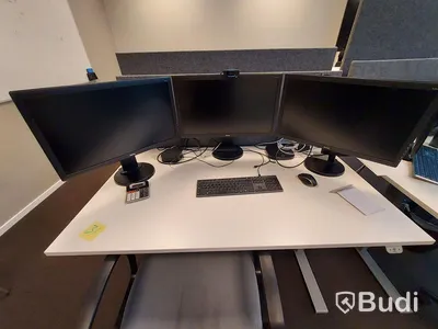 2st kontors arbetsplatser med vita elektriskt höj sänkbara skrivbord