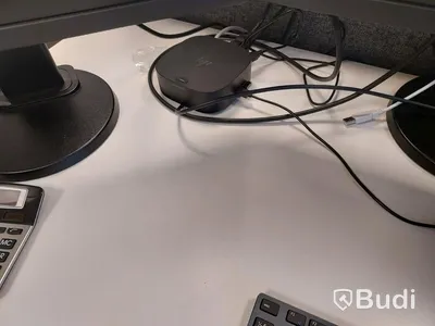 2st kontors arbetsplatser med vita elektriskt höj sänkbara skrivbord