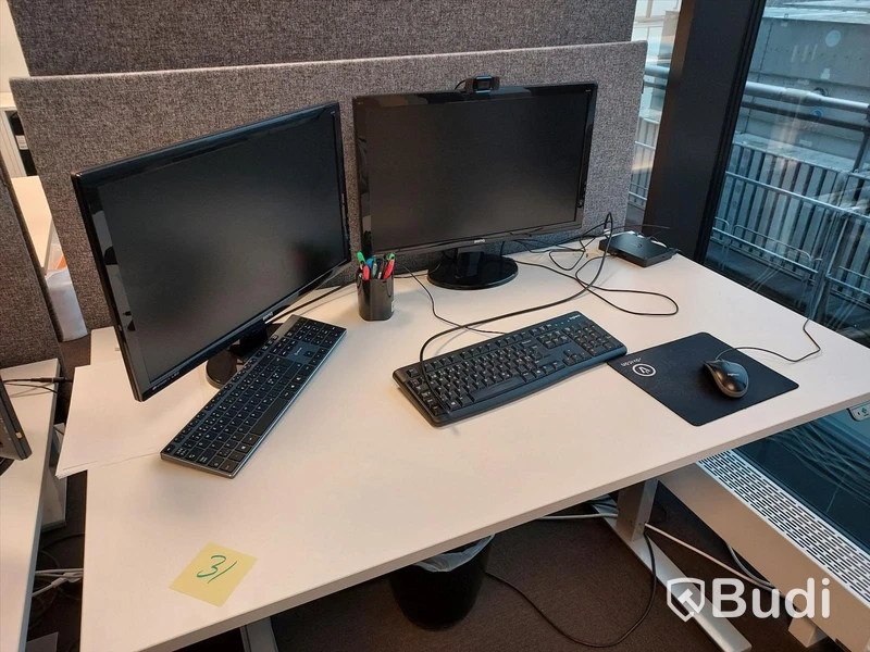 2st kontors arbetsplatser med vita elektriskt höj sänkbara skrivbord