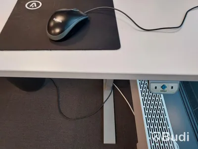 2st kontors arbetsplatser med vita elektriskt höj sänkbara skrivbord