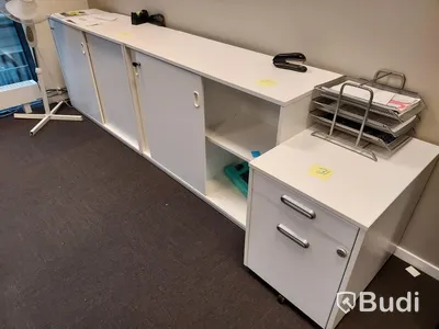 2st kontors arbetsplatser med vita elektriskt höj sänkbara skrivbord