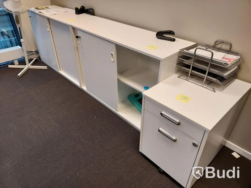 2st kontors arbetsplatser med vita elektriskt höj sänkbara skrivbord