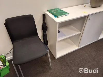 2st kontors arbetsplatser med vita elektriskt höj sänkbara skrivbord