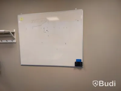 2st kontors arbetsplatser med vita elektriskt höj sänkbara skrivbord