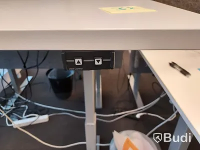 2st kontors arbetsplatser med vita elektriskt höj sänkbara skrivbord