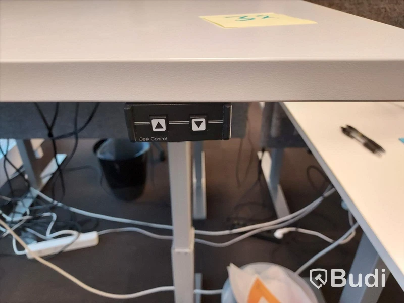 2st kontors arbetsplatser med vita elektriskt höj sänkbara skrivbord