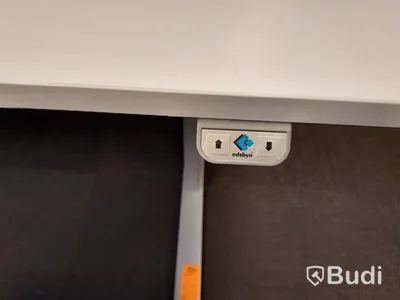 2st kontors arbetsplatser med vita elektriskt höj sänkbara skrivbord