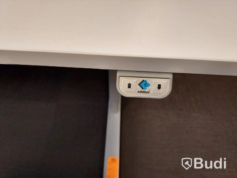 2st kontors arbetsplatser med vita elektriskt höj sänkbara skrivbord