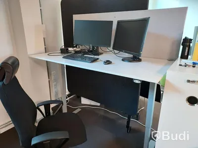 2st kontorsarbetsplatser med elektriskt höj sänkbara vita skrivbord