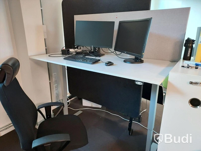 2st kontorsarbetsplatser med elektriskt höj sänkbara vita skrivbord