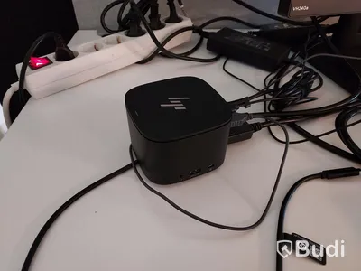 2st kontorsarbetsplatser med elektriskt höj sänkbara vita skrivbord