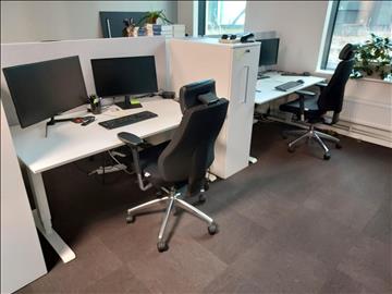 2st kontorsarbetsplatser med elektriskt höj sänkbara vita skrivbord