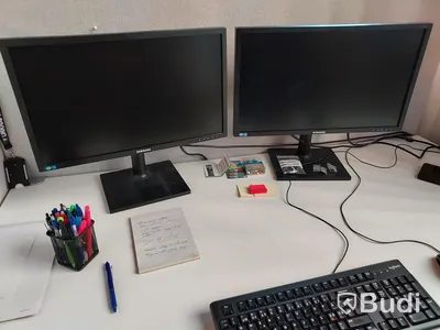 2st kontorsarbetsplatser med elektriskt höj sänkbara vita skrivbord