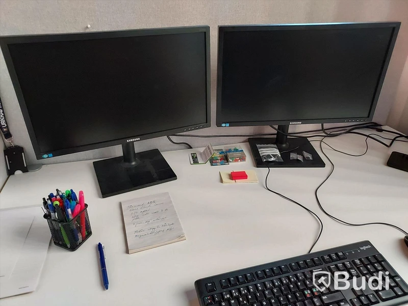 2st kontorsarbetsplatser med elektriskt höj sänkbara vita skrivbord