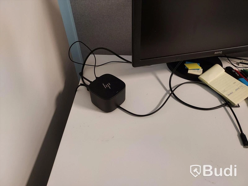 2st kontorsarbetsplatser med elektriskt höj sänkbara vita skrivbord