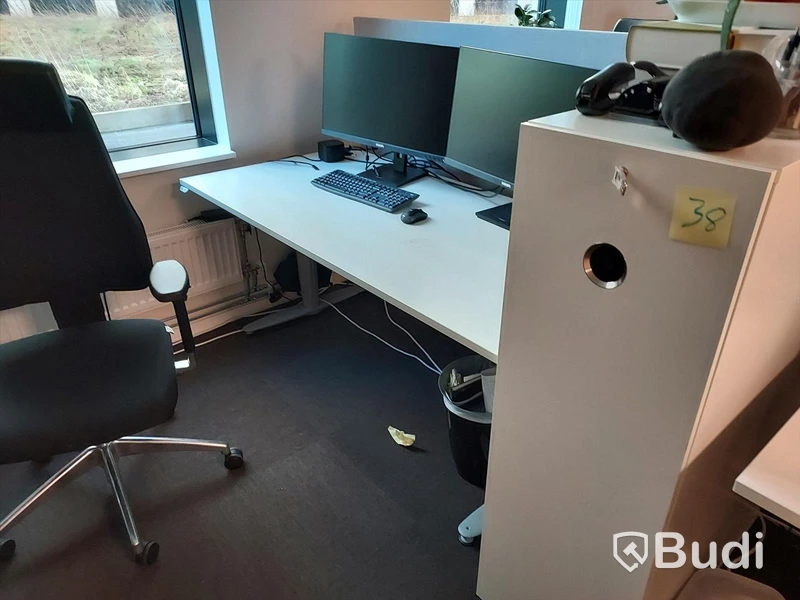 2st kontorsarbetsplatser med elektriskt höj sänkbara vita skrivbord