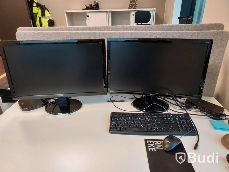 2 st kontorsarbetsplatser, vita höj- & sänkbara skrivbord, stolar, skärmar, it-dockningar