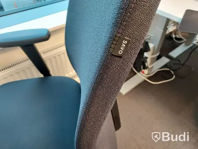 2 st kontorsarbetsplatser, vita höj- & sänkbara skrivbord, stolar, skärmar, it-dockningar