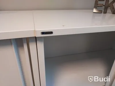 2 st kontorsarbetsplatser, vita höj- & sänkbara skrivbord, stolar, skärmar, it-dockningar