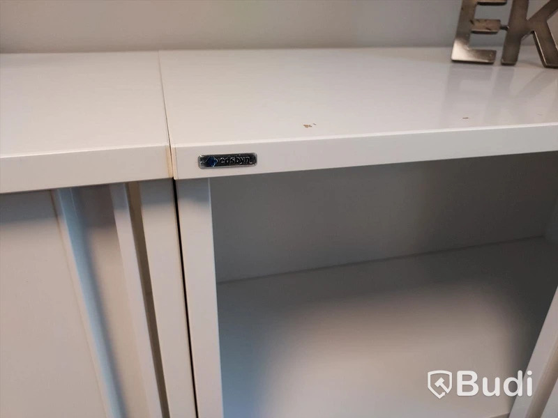 2 st kontorsarbetsplatser, vita höj- & sänkbara skrivbord, stolar, skärmar, it-dockningar