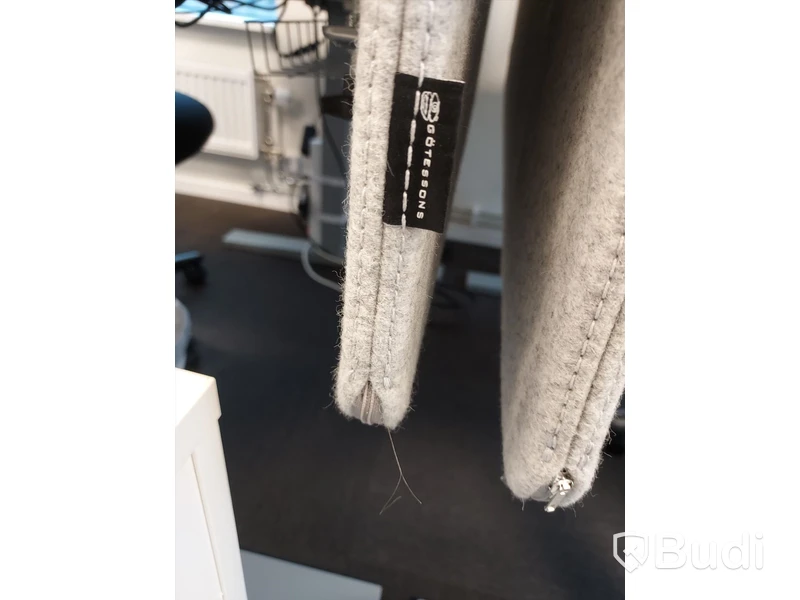 2 st kontorsarbetsplatser, vita höj- & sänkbara skrivbord, stolar, skärmar, it-dockningar