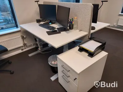 2 st kontorsarbetsplatser, vita höj- & sänkbara skrivbord, stolar, skärmar, it-dockningar