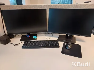 2 st kontorsarbetsplatser, vita höj- & sänkbara skrivbord, stolar, skärmar, it-dockningar