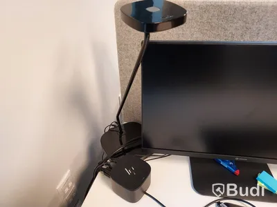 2 st kontorsarbetsplatser, vita höj- & sänkbara skrivbord, stolar, skärmar, it-dockningar