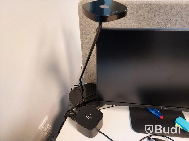 2 st kontorsarbetsplatser, vita höj- & sänkbara skrivbord, stolar, skärmar, it-dockningar