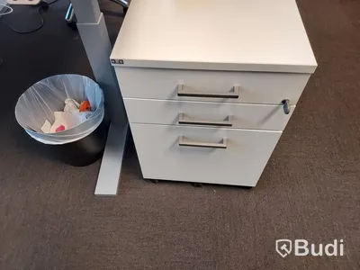 2 st kontorsarbetsplatser, vita höj- & sänkbara skrivbord, stolar, skärmar, it-dockningar