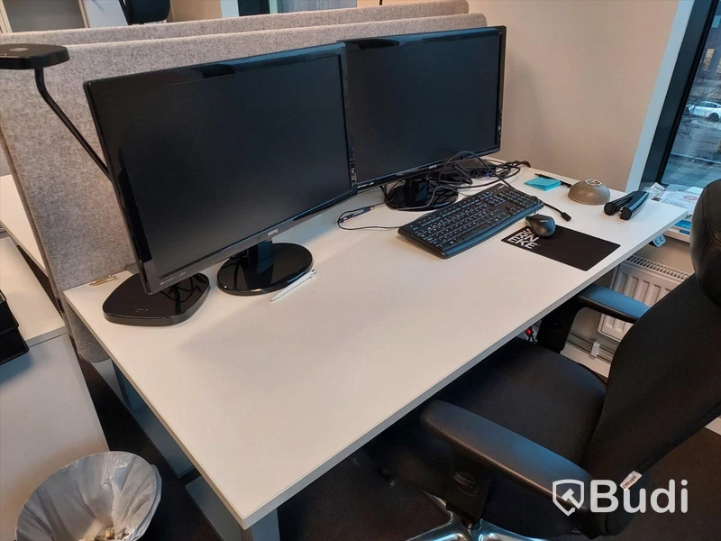 2 st kontorsarbetsplatser, vita höj- & sänkbara skrivbord, stolar, skärmar, it-dockningar
