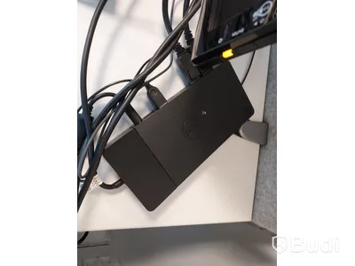 2 st kontorsarbetsplatser, vita höj- & sänkbara skrivbord, stolar, skärmar, it-dockningar