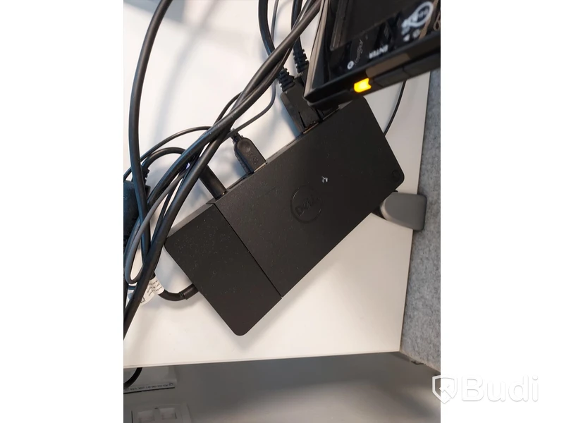 2 st kontorsarbetsplatser, vita höj- & sänkbara skrivbord, stolar, skärmar, it-dockningar