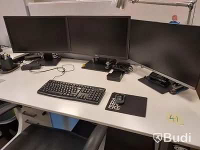 2st kontors arbetsplatser med vita elektriskt höj sänkbara skrivbord