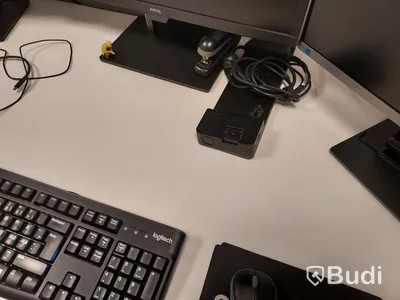 2st kontors arbetsplatser med vita elektriskt höj sänkbara skrivbord