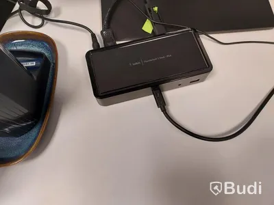 2st kontors arbetsplatser med vita elektriskt höj sänkbara skrivbord