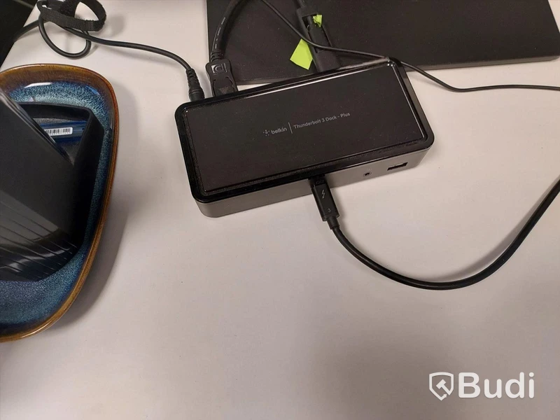 2st kontors arbetsplatser med vita elektriskt höj sänkbara skrivbord