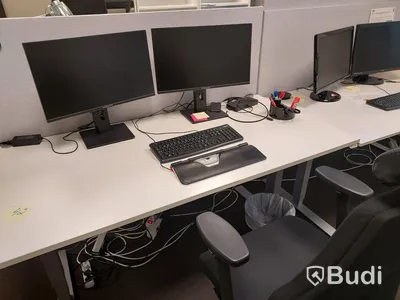 2st kontors arbetsplatser med vita elektriskt höj sänkbara skrivbord