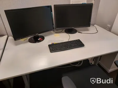 2st kontors arbetsplatser med vita elektriskt höj sänkbara skrivbord