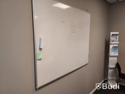 2st kontors arbetsplatser med vita elektriskt höj sänkbara skrivbord
