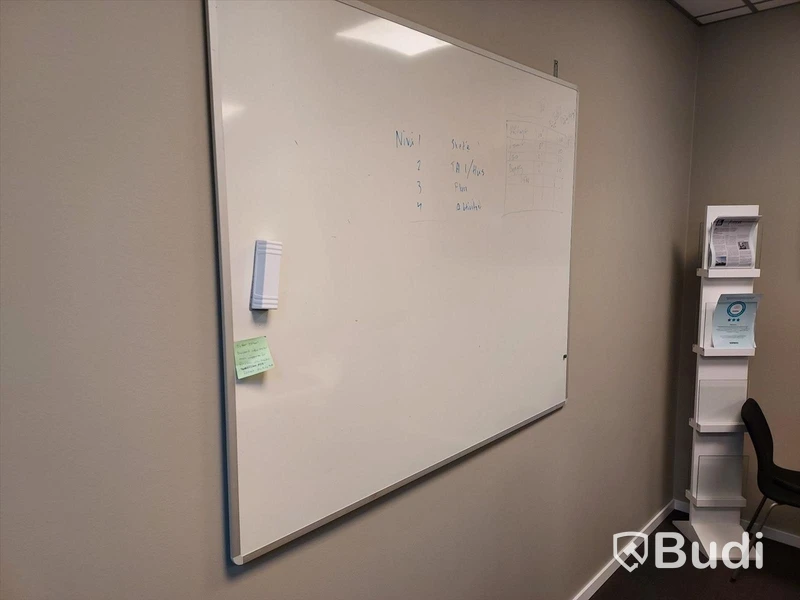 2st kontors arbetsplatser med vita elektriskt höj sänkbara skrivbord