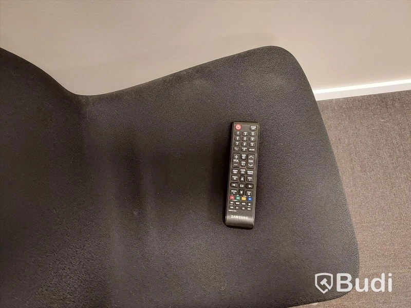 2st kontors arbetsplatser med vita elektriskt höj sänkbara skrivbord